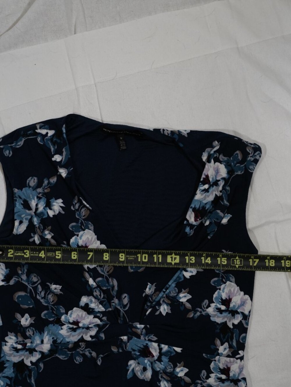 White House Black Market Navy Floral Feminine Twist Front Sleeveless Top M - Picture 6 of 7